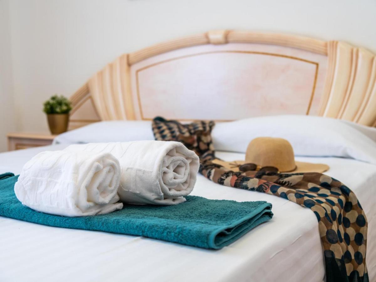 Апартаменти 1 1 Beautiful Seafront With Balcony And Wifi Лос-Крістіанос Екстер'єр фото