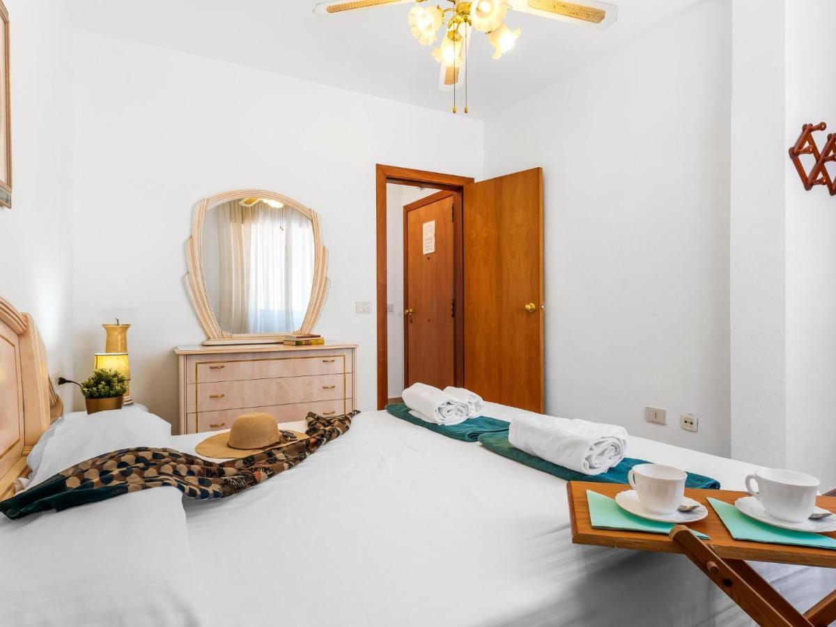 Апартаменти 1 1 Beautiful Seafront With Balcony And Wifi Лос-Крістіанос Екстер'єр фото